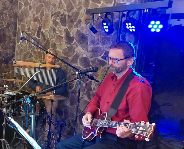 Michal Žára - zpěvák, kytarista, houslista